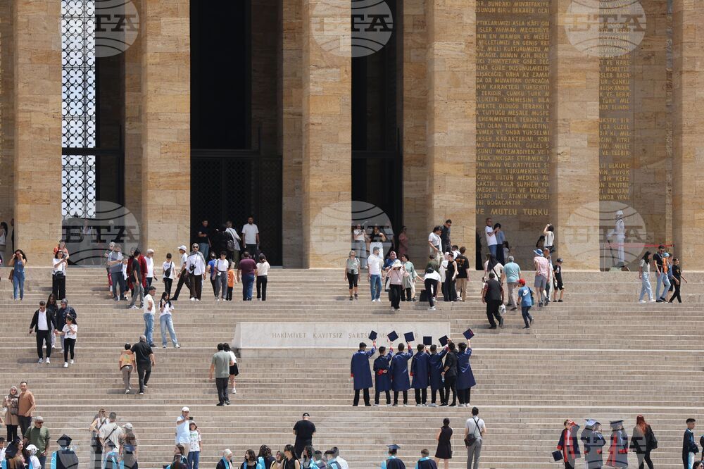 Деца, ученици и студенти отбелязват дипломирането си в мавзолея на Ататюрк „Анъткабир“ в Анкара