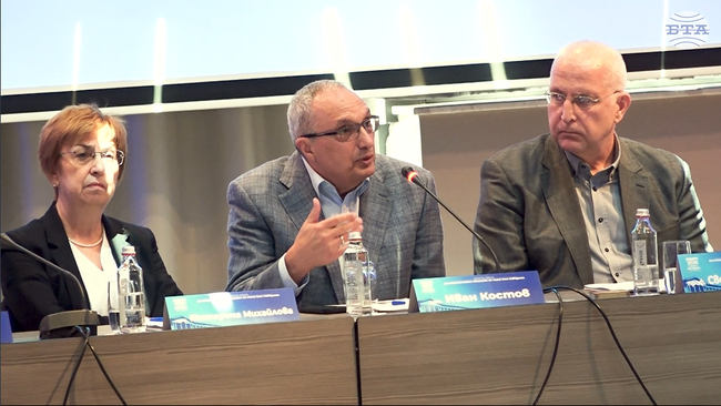 Големият риск на изборите у нас е пропутинските сили да изберат отново президент на страната, предупреди Иван Костов