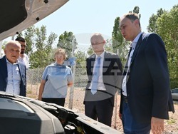 Все повече млади учени трупат знания и опит в институтите по информационни технологии и енергийни системи на БАН. Министърът на образованието и науката Красимир Вълчев си срещна с учените, работещи там. Снимка: МОН