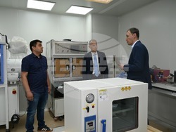 Все повече млади учени трупат знания и опит в институтите по информационни технологии и енергийни системи на БАН. Министърът на образованието и науката Красимир Вълчев си срещна с учените, работещи там. Снимка: МОН