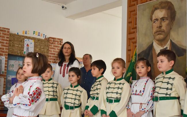 Община Разград: Кметът Денчо Бояджиев и заместник-кметът Хабибе Расим бяха гости на тържество в ДГ“Васил Левски“, с което бе отбелязала 150-годишнината от гибелта на Апостола на Свободата
