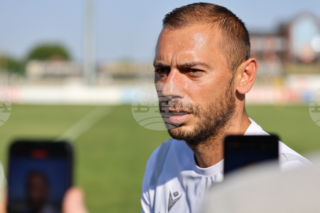 Новият наставник на Ботев (Пловдив) Лъчезар Балтанов определи група от 21 футболисти за мача с Лудогорец, Тодор Неделев пропуска срещата