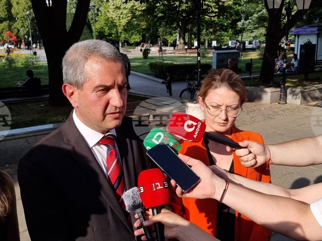 Информационна кампания и инструменти срещу спекулата ще премахнат притесненията за еврозоната, казаха Иван Кръстев и Цветелина Пенкова