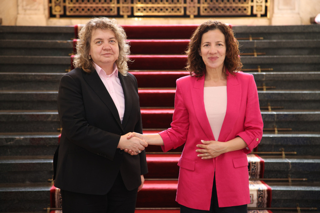 България се стреми към подобряване на икономическата ситуация в страната и гарантиране на правата, обучението и достойното заплащане на работещите, заяви председателят на Народното събрание Наталия Киселова на среща с еврокомисар Роксана Мънзату