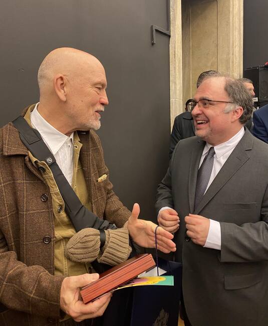 Министър Найден Тодоров подари на Джон Малкович книга за богатото културно наследство на страната ни