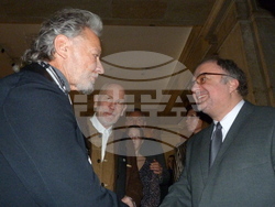 Министър Найден Тодоров подари на Джон Малкович книга за богатото културно наследство на страната ни