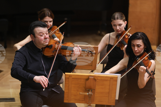 Удоволствие е да свиря на една сцена с музикантите от оркестър „Кантус фирмус", каза цигуларят Вадим Глузман