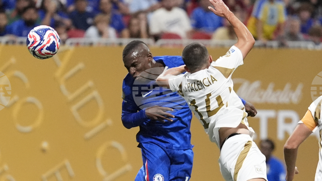 Нюкасъл ще решава дали купува Николас Джаксън чак след края на сагата с Александър Исак