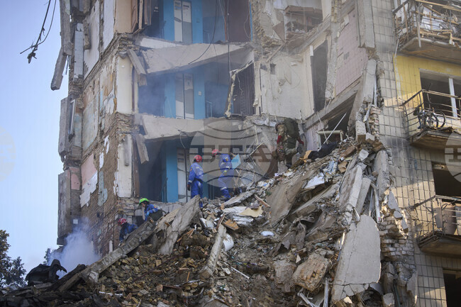 Още две тела са извадени от развалините на разрушен при руски ракетен удар жилищен блок в Киев, жертвите са вече 23