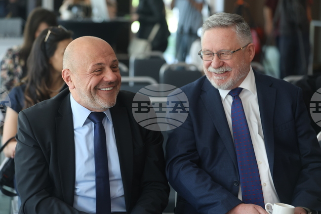 Новите технологични решения не са само удобство за потребителите, те определят с каква скорост ще растем икономически и стопански, заяви Томислав Дончев