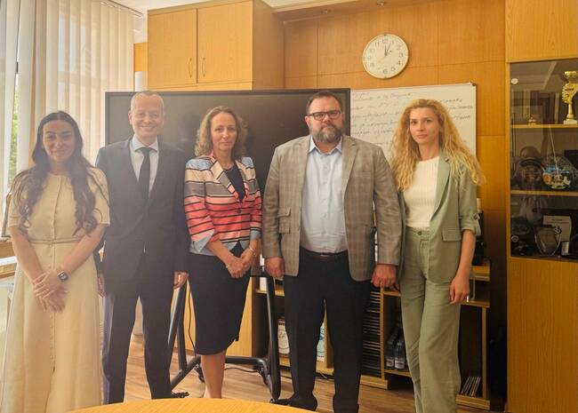 Председателят на Надзорния съвет на ББР Деляна Иванова и кметът на община Благоевград Методи Байкушев водят първоначални разговори