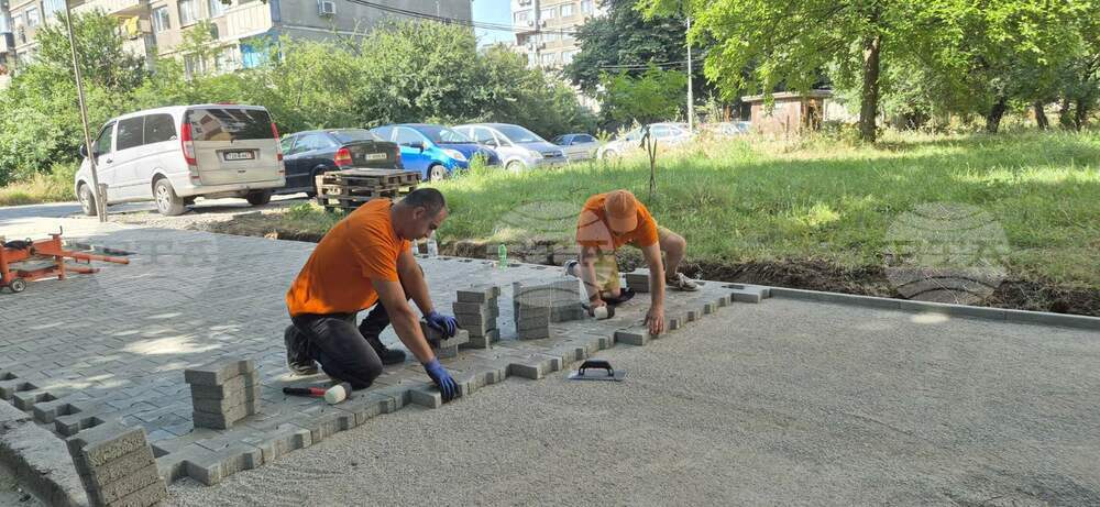 Подновяват тротоарите на улица „Васил Петлешков“ в Търговище