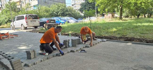 Подновяват тротоарите на улица „Васил Петлешков“ в Търговище