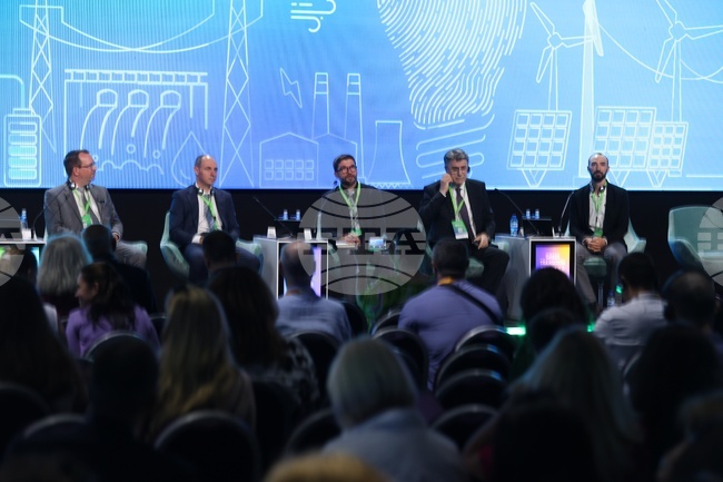 Развитието на ВЕИ в Централна и Източна Европа бе обсъдено в панел на "Грийн транзишън форум" 