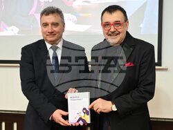 Ректорът на УНСС и проф. д.н. Любомир Стойков с монографията „Медийна грамотност“