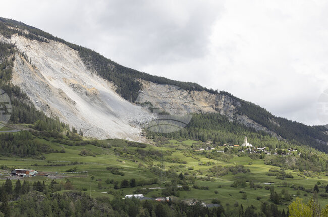 Швейцарско село остава необитаемо още една зима заради опасност от свлачища