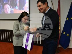 Проф. д-р Николай Михайлов поздравява доц. Ангова