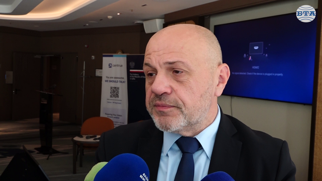 Инвестицията в страховете на хората не е добра политика, коментира вицепремиерът Томислав Дончев критиките на президента по отношение на присъединяването към еврозоната от 1 януари