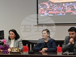 Авторският колектив „Медийна грамотност“(от ляво надясно): д-р Георги Минев, гл. ас. д-р Мария Николова, доц. д-р Стела, Ангова, доц. д-р Светла Цанкова, гл. ас. д-р Иван Вълчанов, гл. ас. д-р Илия Вълков