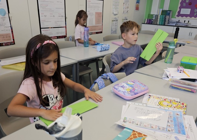 Ученици от Българско училище „Шарено букварче“ в Ейлсбъри участваха в творческо занятие, посветено на Деня на бащата