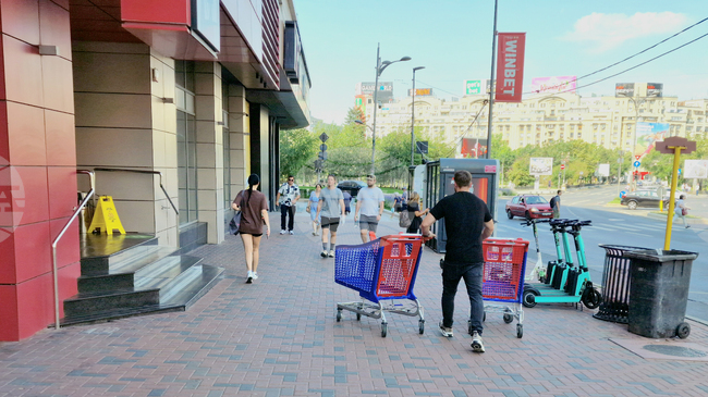 Седмица преди очакваното увеличение на цените в Румъния местните жители масово пазаруват; експертите сравняват ситуацията с Черен петък