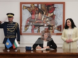 Българският вицепрезидент Илияна Йотова разговаря в Прищина с президентa на Република Косово Вьоса Османи – Садриу