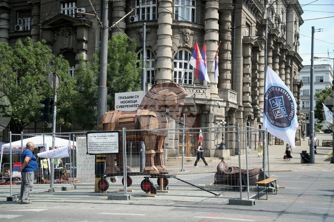 Шатри и ремонти блокират централните части на сръбската столица Белград