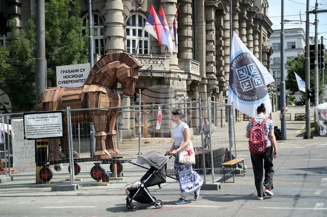 Протестиращите пред сградата на сръбското правителство в Белград вдигнаха блокадата