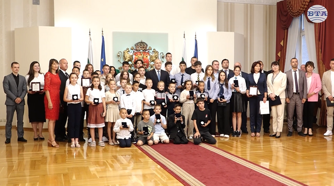 Над 30 деца бяха наградени от Румен Радев за високи резултати в годишната класация на инициативата „Спортувай с президента“