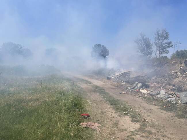 Пожар гори в сметището на пловдивското село Крумово, четири екипа на пожарната са на място
