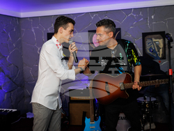 Антон Котас преследва своя обект на желание от улиците на Ню Йорк до езерото Панчарево в София, снимка – екип