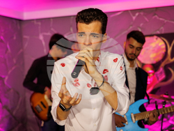 Антон Котас преследва своя обект на желание от улиците на Ню Йорк до езерото Панчарево в София, снимка – екип