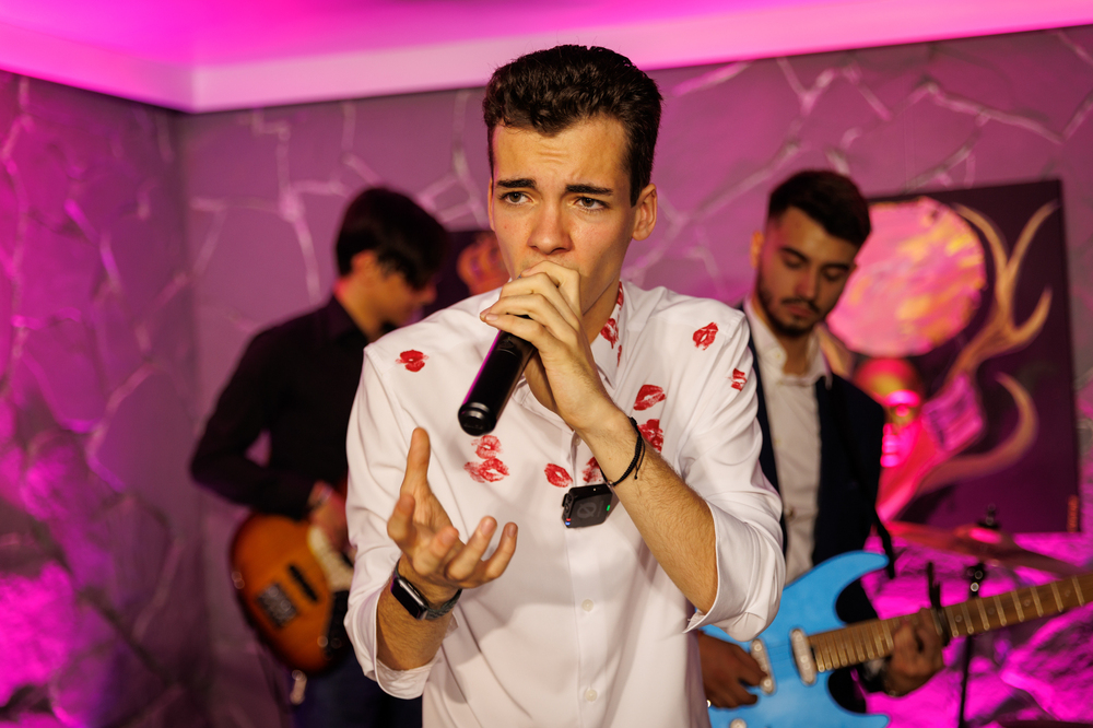 Антон Котас преследва своя обект на желание от улиците на Ню Йорк до езерото Панчарево в София 