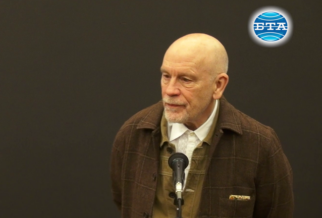 Джон Малкович: Сандро Милър е един много талантлив фотограф, който знае точно какво иска