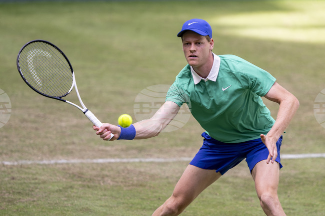 Водачът в световната ранглиста по тенис Яник Синер записа победа в първия си мач на трева за сезона