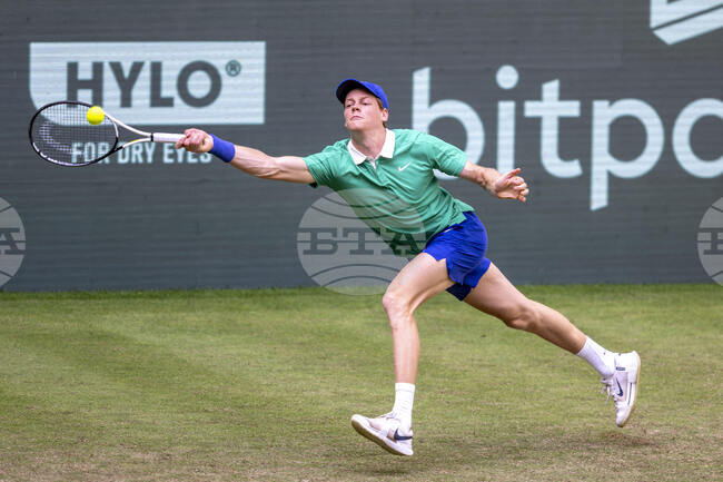 Водачът в ранглистата Яник Синер отпадна във втория кръг, Александър Зверев достигна до четвъртфиналите на тенис турнира в Хале