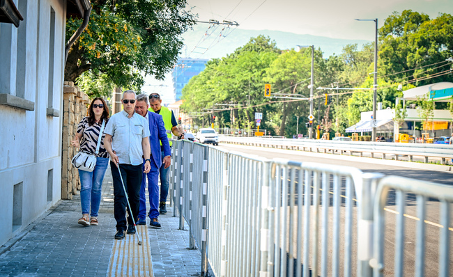 Столична община: Граждани с увредено зрение направиха проверка на изпълнението на достъпната среда за незрящи на ул.“Опълченска“ 