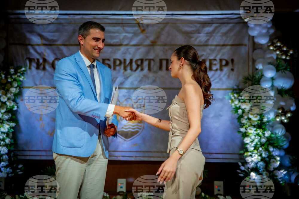 Община Пазарджик награди 108 отличници по програма „Добрият пример“