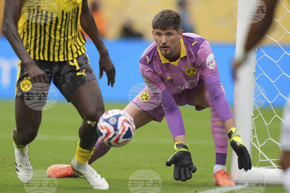 Футбол се играе и през лятото, катерогичен е вратарят на Борусия Дортмунд Грегор Кобел