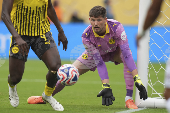 Футбол се играе и през лятото, катерогичен е вратарят на Борусия Дортмунд Грегор Кобел