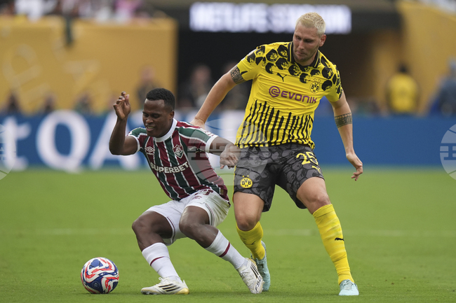 Защитникът на Борусия Дортмунд Никлас Зюле заяви, че лошото състояние на терена в Ню Джърси не е оправдание на играта срещу Флуминензе