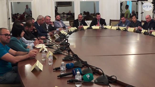 Добре е да се реагира сега за всички проблеми на всички българи в РСМ, каза Люпчо Георгиевски пред Комисията по европейски въпроси