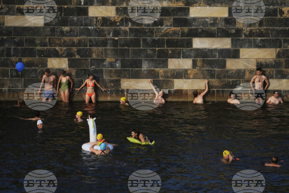 APTOPIX Germany Berlin River Swimmers