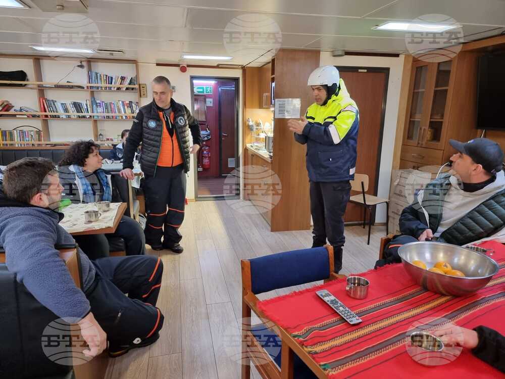 Day 53: Last Group of Bulgarian Polar Еxplorers Boards RSV 421