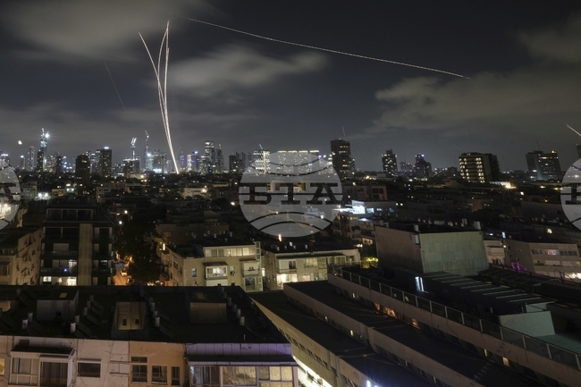 Тръмп призова Иран към безусловна капитулация, Хаменей заяви, че "борбата започва", пише световният печат