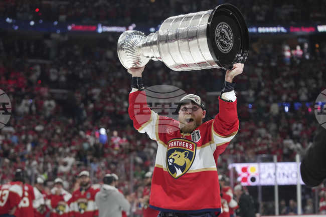 Канадският нападател Сам Бенет продължи договора си с шампиона в НХЛ Флорида