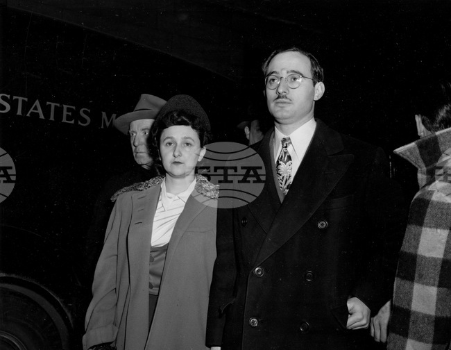  Преди 72 години в САЩ на електрическия стол са екзекутирани Юлиус и Етел Розенбърг, осъдени за ядрен шпионаж в полза на СССР