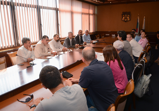 Община Варна: Ръководството на Община Варна се срещна с родители на деца от ОУ "Иван Вазов"и ЦСОП