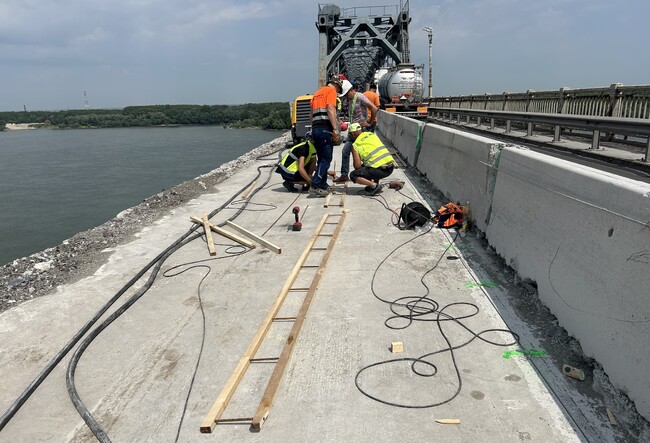 Продължава ремонтът на българския участък на Дунав мост при Русе, поради което е въведена временна организация на движението