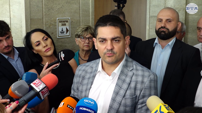 Проксито на ГЕРБ "Възраждане" упорито атакува МЕЧ, която е единствената опозиция на Пеевски и Борисов, заяви Радостин Василев